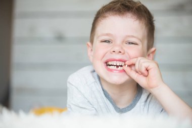 Dişi dökülen genç bir çocuk.