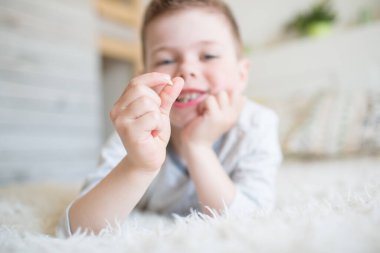 Dişi dökülen genç bir çocuk.