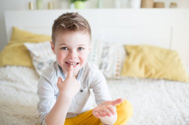 Dişi dökülen genç bir çocuk.