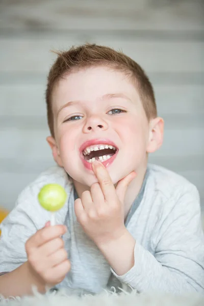 Adolescente niño con un diente caído — Foto de Stock