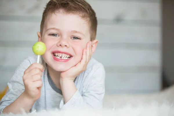 Adolescente bambino con un dente abbandonato — Foto Stock