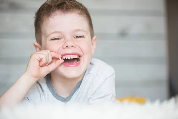 Criança adolescente com um dente retirado — Fotografia de Stock