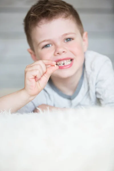 치아가 있는 십 대 자녀가 떨어져 나가다 — 스톡 사진