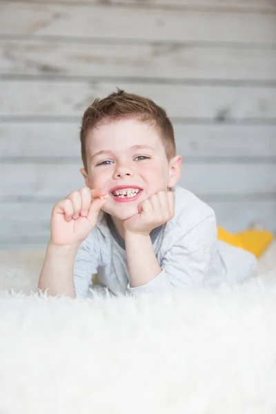 Adolescente bambino con un dente abbandonato — Foto Stock