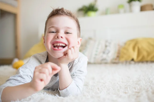 Adolescente bambino con un dente abbandonato — Foto Stock