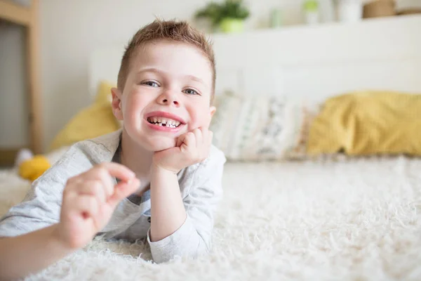 Adolescente bambino con un dente abbandonato — Foto Stock