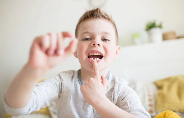 Teenager dítě se zubem vypadl — Stock fotografie