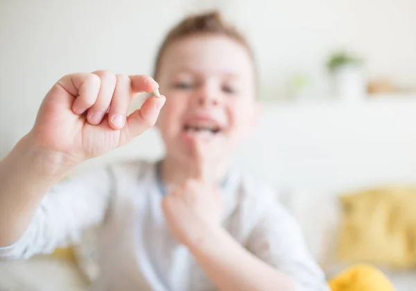 Adolescente bambino con un dente abbandonato — Foto Stock