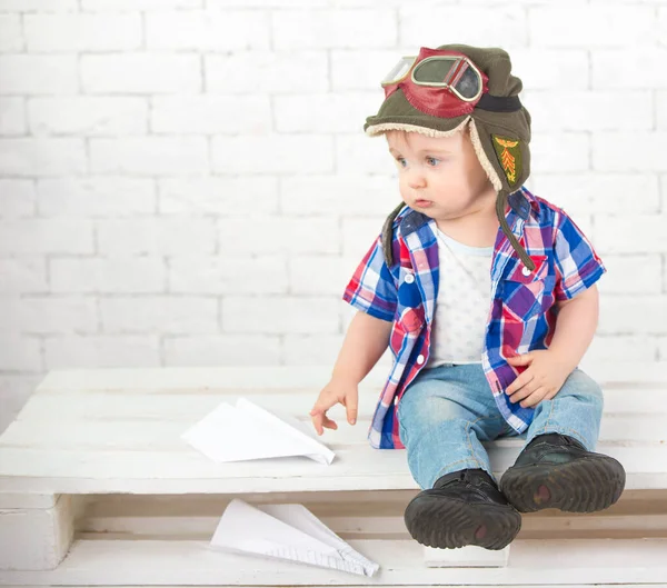 Piccolo ragazzo che gioca pilota — Foto Stock