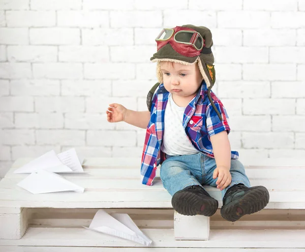 Piccolo ragazzo che gioca pilota — Foto Stock