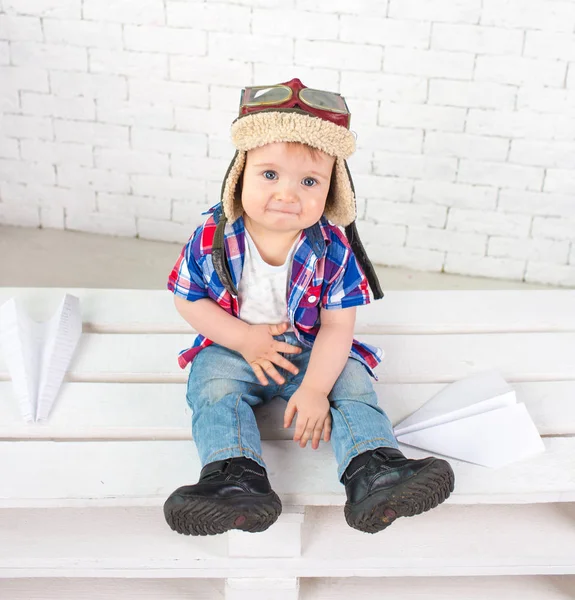 Piccolo ragazzo che gioca pilota — Foto Stock