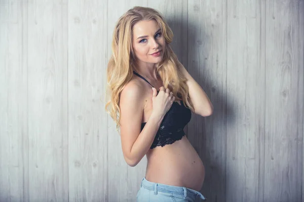 Stijlvolle zwangere vrouw — Stockfoto