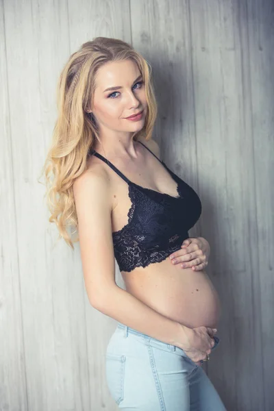 Стильная беременная женщина — стоковое фото