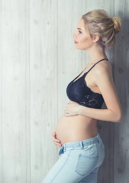 Elegante donna incinta — Foto Stock