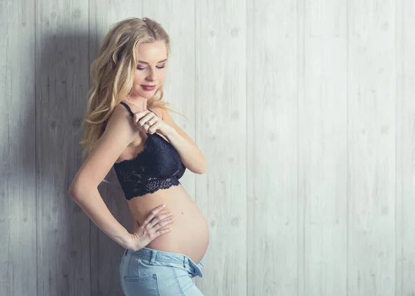 Elegante donna incinta — Foto Stock