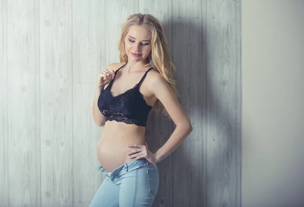 スタイリッシュな妊娠中の女性 — ストック写真