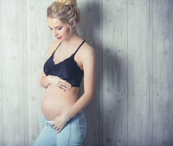 Стильная беременная женщина — стоковое фото