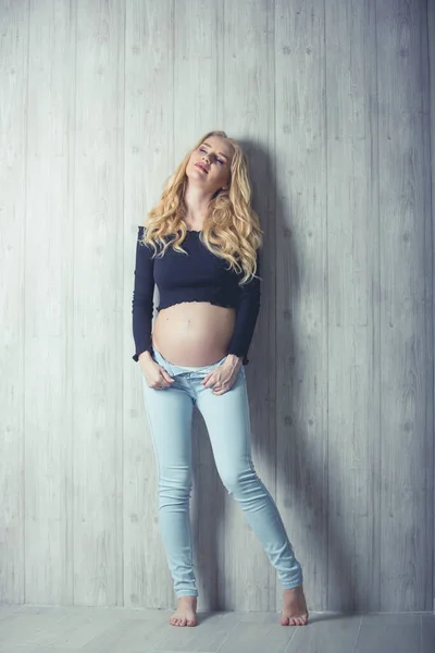 Mulher grávida elegante — Fotografia de Stock