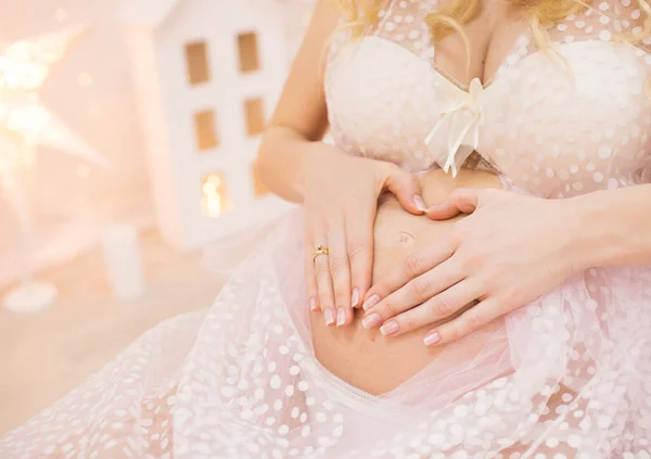 Gravid ung kvinna i boudoir — Stockfoto