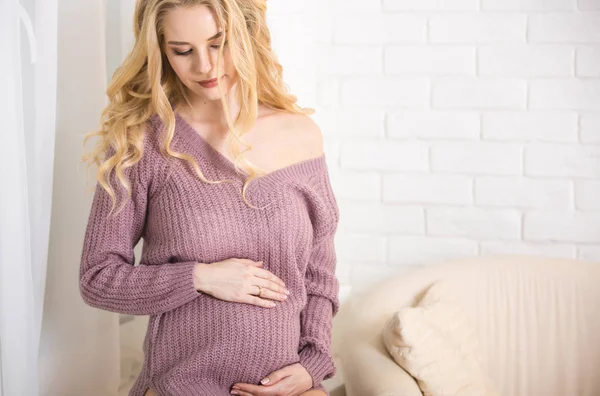 Giovane donna incinta in boudoir — Foto Stock