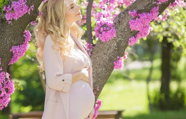 Future mom in the park — Stok fotoğraf