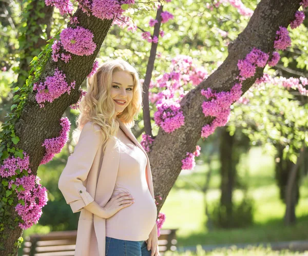 Future mom in the park — ストック写真