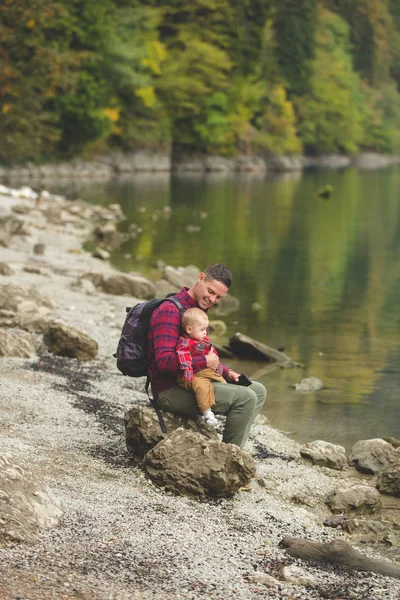 Papá e hijo caminan por el lago — Foto de Stock