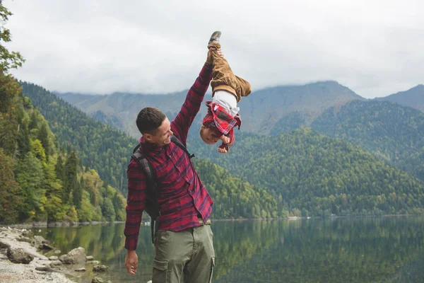 Papa en zoon lopen bij het meer. — Stockfoto