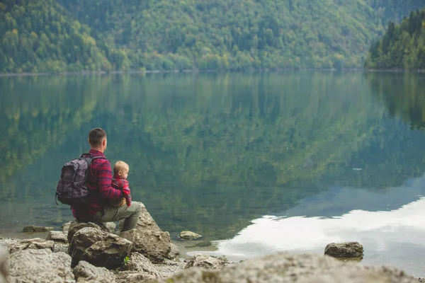 Papa et fils marchent au bord du lac — Photo