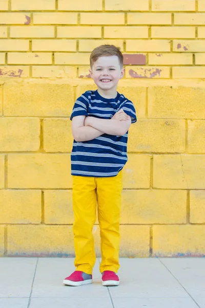 Menino posando contra a parede — Fotografia de Stock