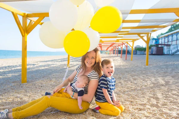 Madre con sus hijos — Foto de Stock