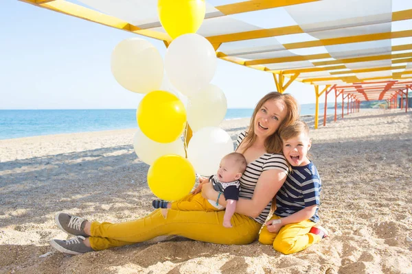 Moeder met haar zoons — Stockfoto