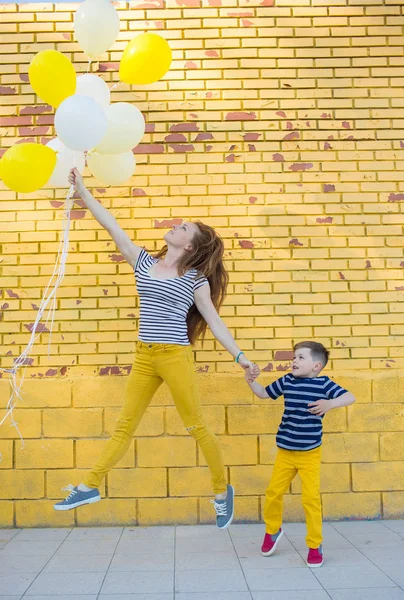 Piccolo ragazzo e la sua mamma posa contro il muro — Foto Stock