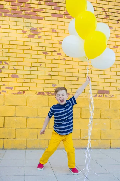 Little boy posing against the wall — 图库照片