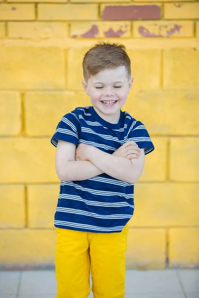 Menino posando contra a parede — Fotografia de Stock