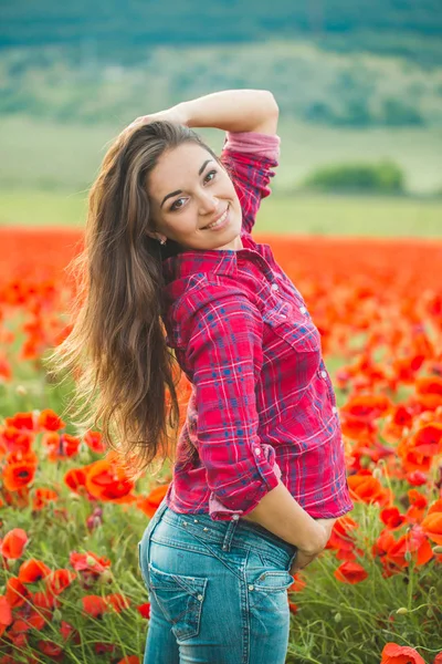 Pregnant woman in poppy field — 스톡 사진