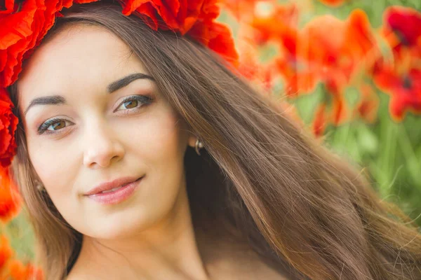 Menina no campo de papoula — Fotografia de Stock