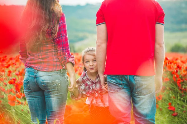 Mulher seu marido e sua filha no campo de papoula — Fotografia de Stock