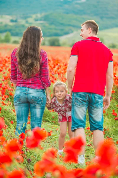 Woman her husband and their daughter in poppy field — 스톡 사진