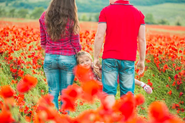 Donna suo marito e la loro figlia nel campo di papavero — Foto Stock