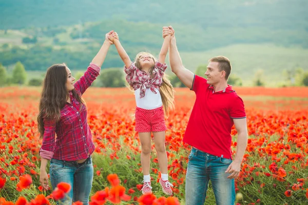 Pregnant woman her husband and their daughter in poppy field — ストック写真