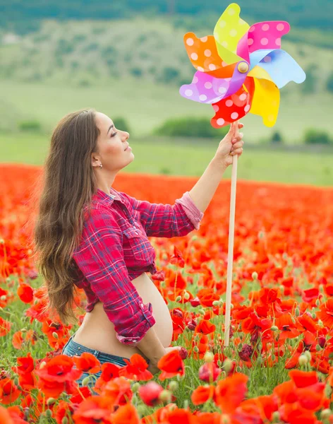 Pregnant woman in poppy field — ストック写真