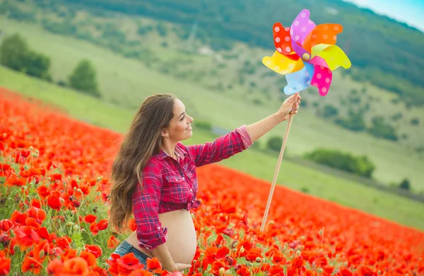 Pregnant woman in poppy field — ストック写真