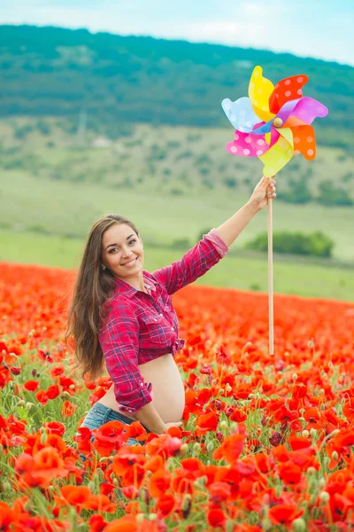 Pregnant woman in poppy field — 스톡 사진