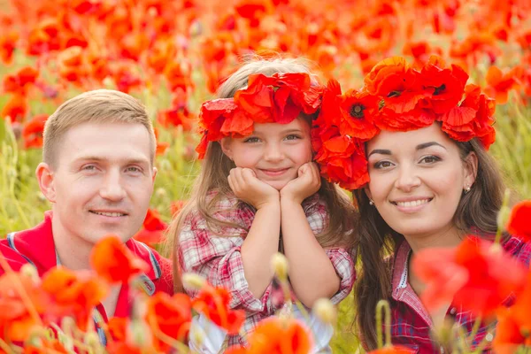 Pregnant woman her husband and their daughter in poppy field — ストック写真