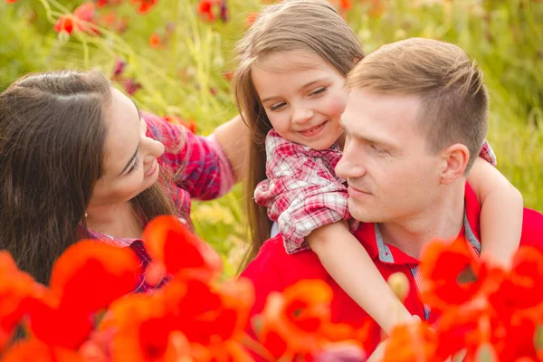 Pregnant woman her husband and their daughter in poppy field — Stock Photo, Image