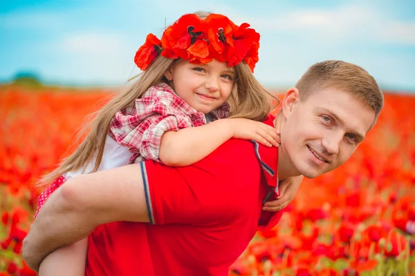 Táta a dcera v makovém poli — Stock fotografie