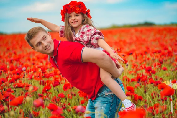 Papà e figlia in un campo di papaveri — Foto Stock