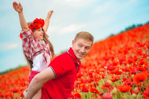 Táta a dcera v makovém poli — Stock fotografie