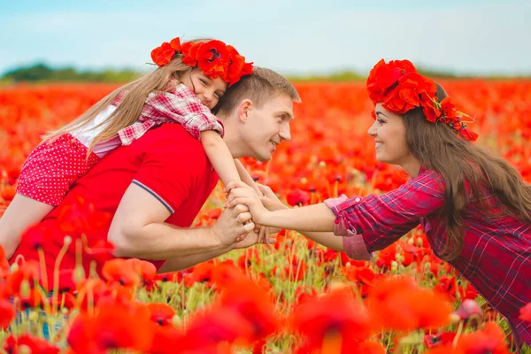 Pregnant woman her husband and their daughter in poppy field — Stockfoto